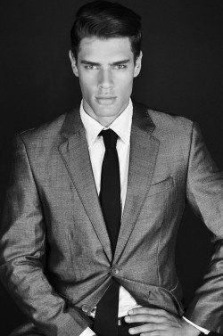 enchantemoimerlin:  Lucas Loyola by Hudson Rennan