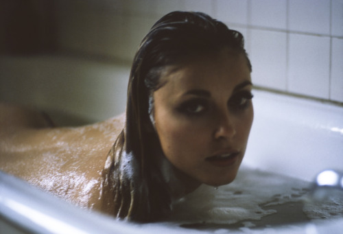 swinginglamour:  Sharon Tate photographed by Jerry Schatzberg in 1967. 