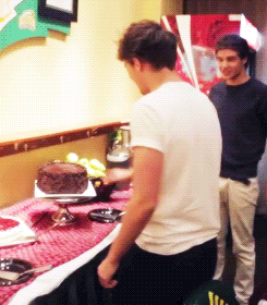 teenageharrys:  Throwback: Louis being a punkass