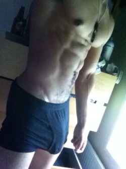 salopearebeu:  languedeuxputes:  big bulge  Je le mange