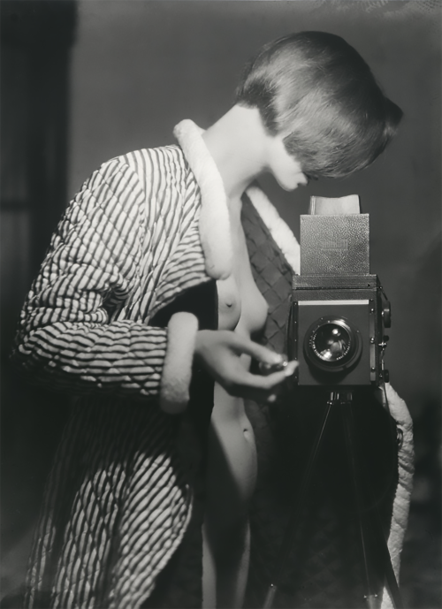 sirensandsatyrs:  Self-portrait made around 1930 by German photographer