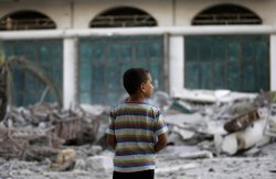 fotojournalismus:  Day 5: Israel strikes Gaza mosque & center