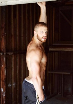 tumblinwithhotties:  This guy has a rockin’ bod and he’s