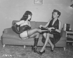 roundedcurves:  Bettie Page