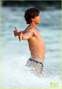 boysguysandmen101:  old but gold, brenton thwaites 2 