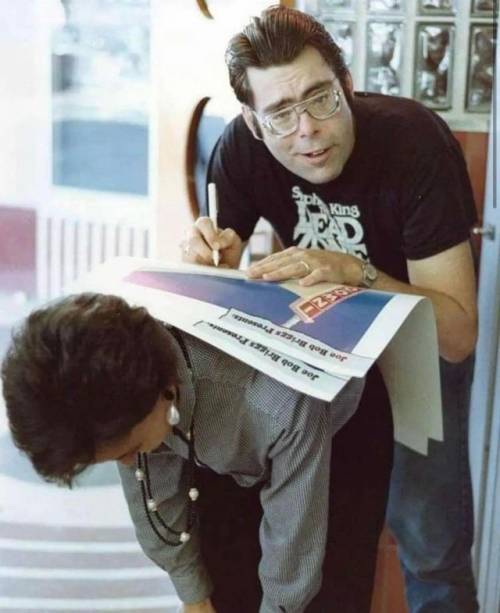 blondebrainpower:  Stephen King signing a poster for a fan 1985