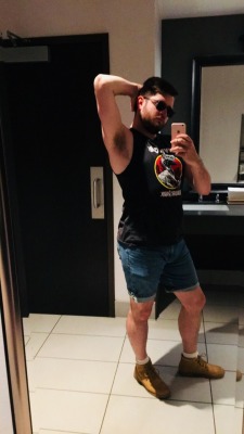 chekhovzgun:  Selfie Sunday shout out to the best bathroom mirror