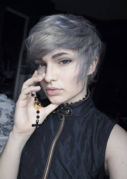 criedwolves:  today’s look was inspired by mihael keehl [ necklace