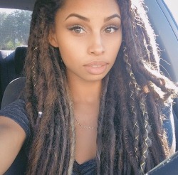 eatmeallnight:  wes-eskimo:  I’m kinda upset her dreads look