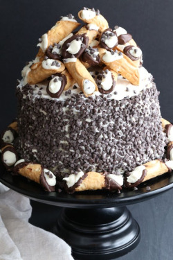 cake-stuff:  The Best Cannoli Cake More cake & cookie &