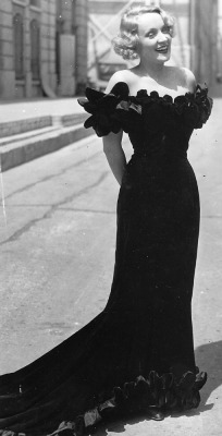 divadietrich:  Marlene Dietrich on the Paramount lot during shooting