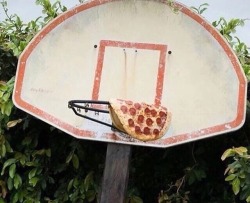 extremelycursedimages:  Here’s another pizza oneslam dunk!