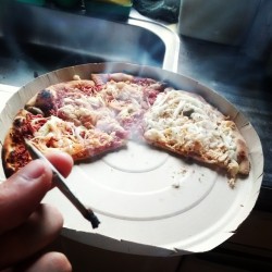 uigatoso:  Almoço 😂👌 #pizza #ganja #smoke #weed #beck