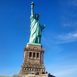 Lady Liberty 🇳🇾 #travel #statueofliberty  (at Statue of