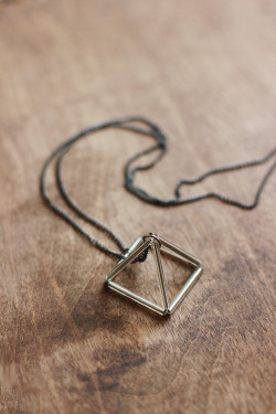 littlecraziness:  (via DIY Triangle Prism Necklace | The Merrythought)