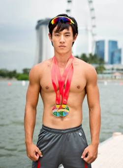 “TeamSG Canoeist Brandon Ooi Wei Cheng poses with his silver