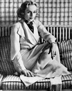 silver-screen-nostalgia:Carole Lombard