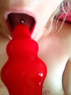 makemedum:  Stretching my mouth, pussy and ass all for yur pleasure.