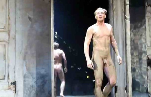 fameshowing:  Max Wagner in Caligula.