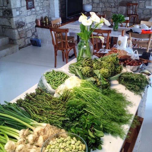 istanbulfood:  How I lost myself at the market… #alacati #pazar #latergram #ilovemyjob #istanbulfoodcom #foodphoto #foodandtravel #cooking #spring #artichoke 