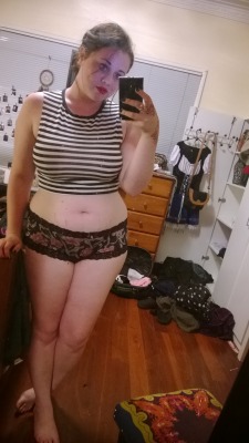 chubby-bunnies:  pants free is care free. hmu  xx 18yrs old,