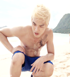 :  a shirtless minsoo on the beach (〃▽〃) 