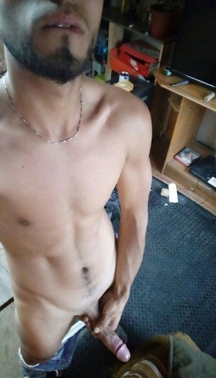 rorrous:  chilenos-prendidos:  Matias, hetero calenton de 22 años. Colaboraciones a chilenos_prendidos@hotmail.com  Rica barba