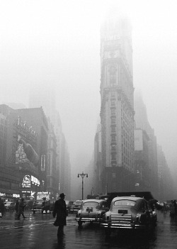 undr:  Fred Stein Street-level view of Times Square in the rain.