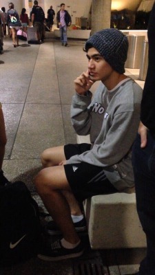 officialcalumthomashood:  Calum at LAX (via 5sos_updates)