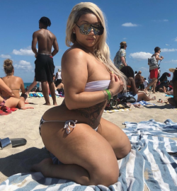 thicksexyasswomen:  🍸🍹@curvyredbone15@thicksexyasswomen