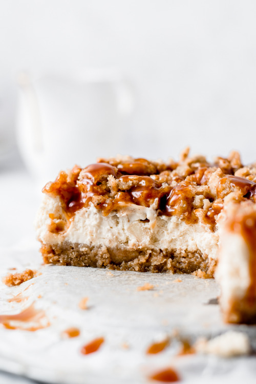 sweetoothgirl:  apple crumble cheesecake with salted caramel