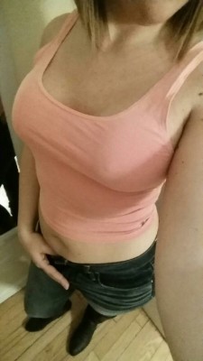 soccer-mom-marie:  Some naughty no bra friday selfies i took