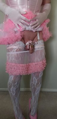 amarriedsissy:Drop those pretty pink panties sissy.  Mistress