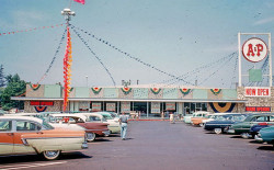 fuckyeahvintage-retro:  A&P Grand Opening, 1960 © John R.