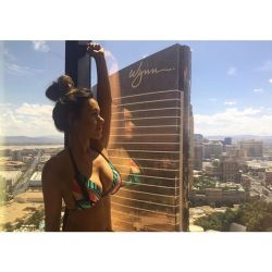 meanwhileinvegas:  Vegas Livin! #Encore 💛 by jrbryan74 http://ift.tt/1TrIhQb