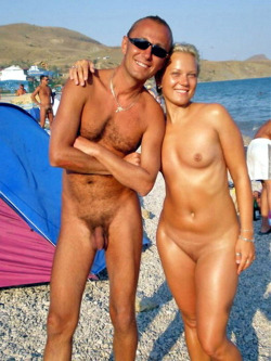 luvnudistpics:  naked at the beach      *       nus à