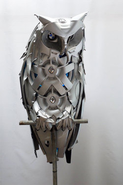 boredpanda:  Artist Recycles Old Hubcaps Into Stunning Animal