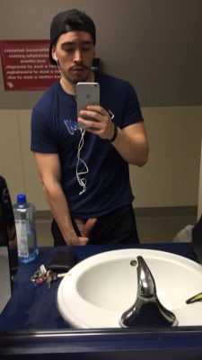 subcyst:  ultimate-weeabooboo:  Getting risky at the gym.  My
