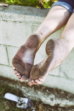 kickingoffmyheels:  Meaty feet, wrinkled soles, and extremely