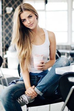 white-shirts-jeans:Marina Laswick