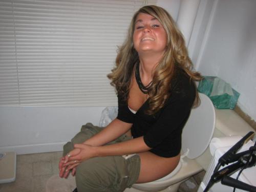 1nobodyknowsme1:  dimitrivegas:  Toilet girl      (via TumbleOn)