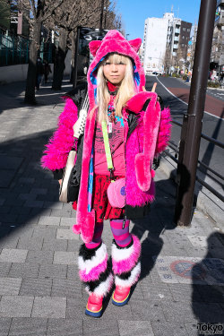tokyo-fashion:  Mekiru on the street in Harajuku w/ pink Superlovers