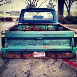 dropped-n-faded:  Love this truck.