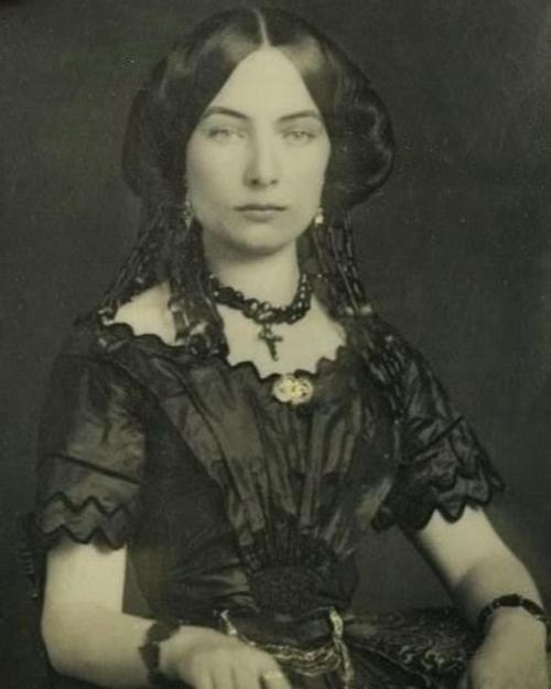 through-a-historic-lens:  Daguerreotype of a Civil War-era beauty