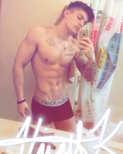 twink-teen: fuckyeahvincekowalski:  Hes a God 😍  💕💖