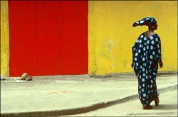 latenightpersonality:  Ivory Coast, 1976 photo by Ian Berry (©