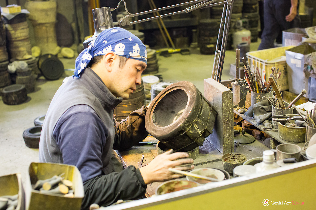 <p><b>Artisan preparing a casting mold at Iwachu Casting Works in Morioka, Iwate.</b> </p>