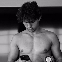 tomhicons: tom holland shirtless  icons by @panicholland like