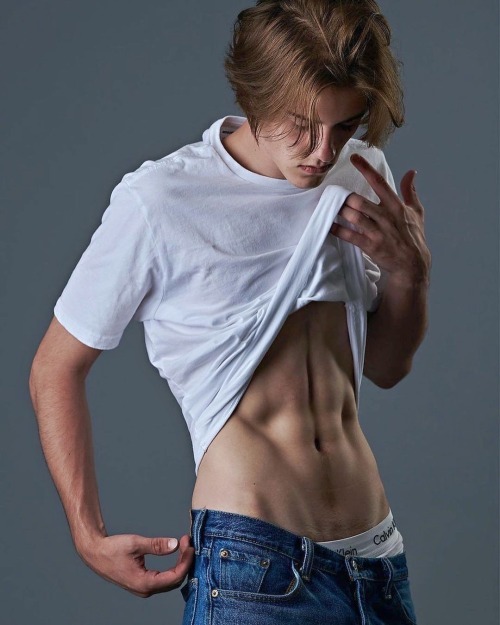 ladnkilt:  THE MALE ABDOMINUS (Latin: Stomach)…  THE CUTE SEXY