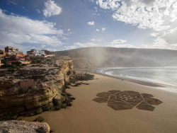 archatlas:   Sam Dougados Draws Arabic Patterns on Moroccan Beaches